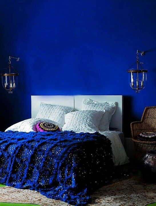 Camera da letto blu reale